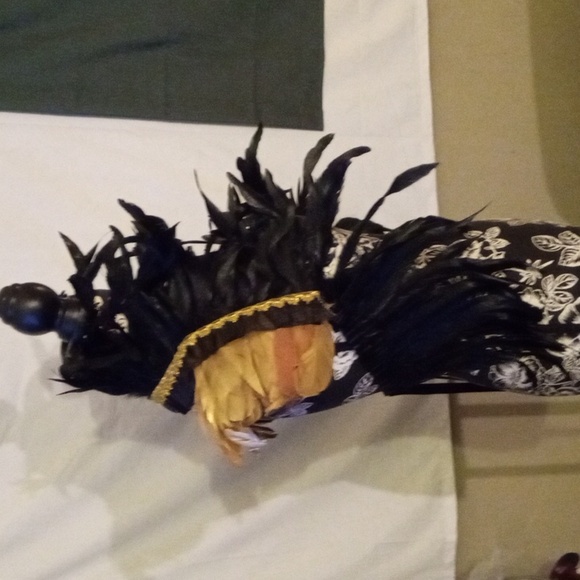 Georgous Feather Neck Piece - Picture 4 of 11